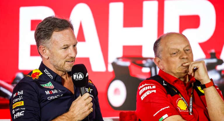 Christian Horner y Fred Vasseur, en la sala de prensa de Bárein.