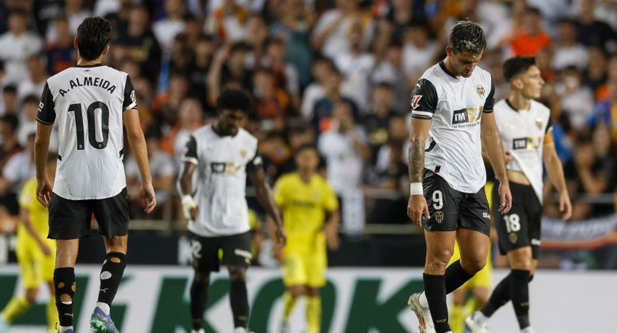 Los jugadores del Valencia CF frustrados.