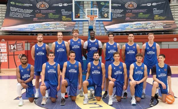 La nueva plantilla del Gipuzkoa Basket para la temporada que está a punto de comenzar.  DV