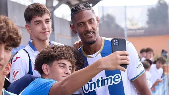Haller se fotografía con aficionados del Leganés durante su presentación. /CD LEGANÉS