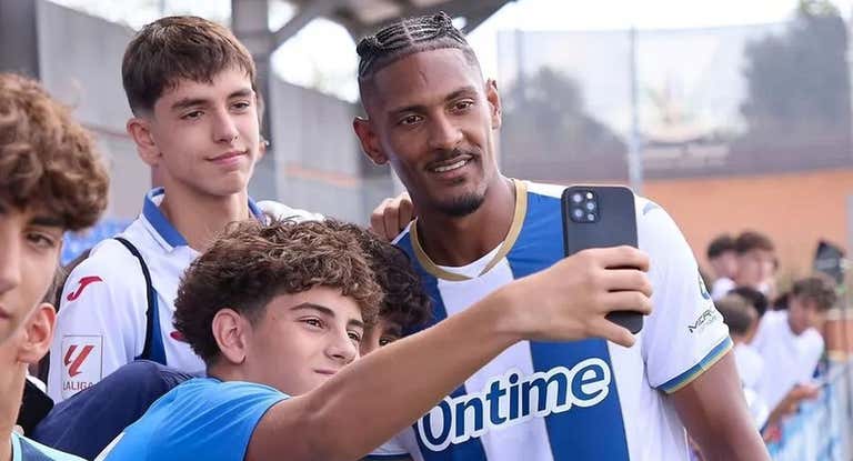 Haller se fotografía con aficionados del Leganés durante su presentación.