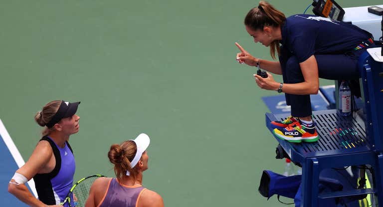 La juez de silla habla con Beatriz Haddad Maia y Caroline Wozniacki para explicar el parón en su partido.