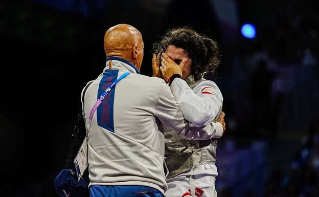 La viguesa se abraza emocionada a su entrenador Manuel Mariño tras lograr el bronce.  CPE
