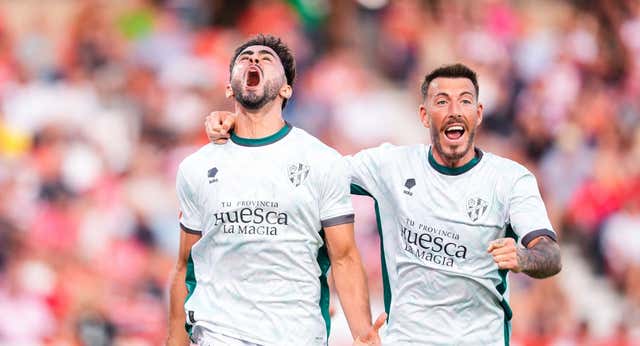 El sueño de verano del Huesca, líder de Segunda tras esquivar la desaparición: «Estamos esperando el bofetón»