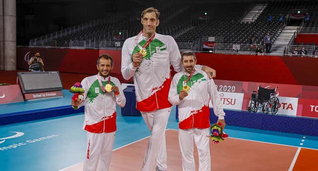 La odisea para que el ‘Gigante’ de Irán dejase de dormir en el suelo en los Juegos Paralímpicos… pese a la instalación de dos extensiones