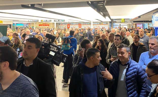 Periodistas y aficionados esperan a Muniain. Relevo | M. Durán