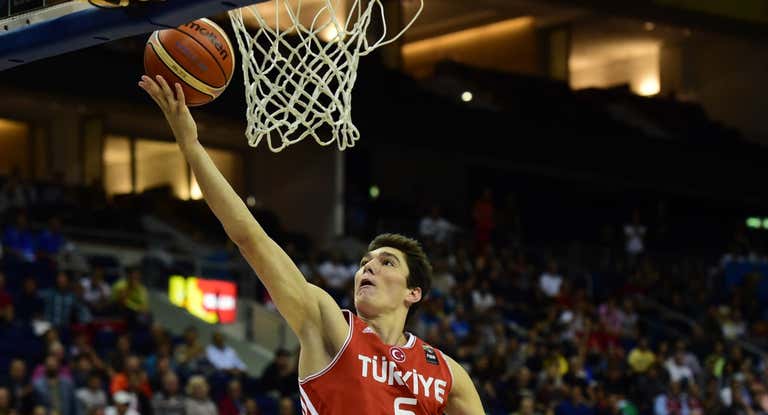 Cedi Osman con la selección de Turquía.