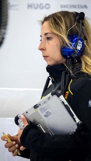 Mónica Cuadrado, en el garaje de Visa Cash App RB. PIRELLI
