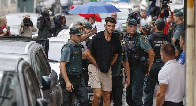 El Valencia, en una encrucijada de caminos por la imputación de Rafa Mir… que llega hasta Sevilla