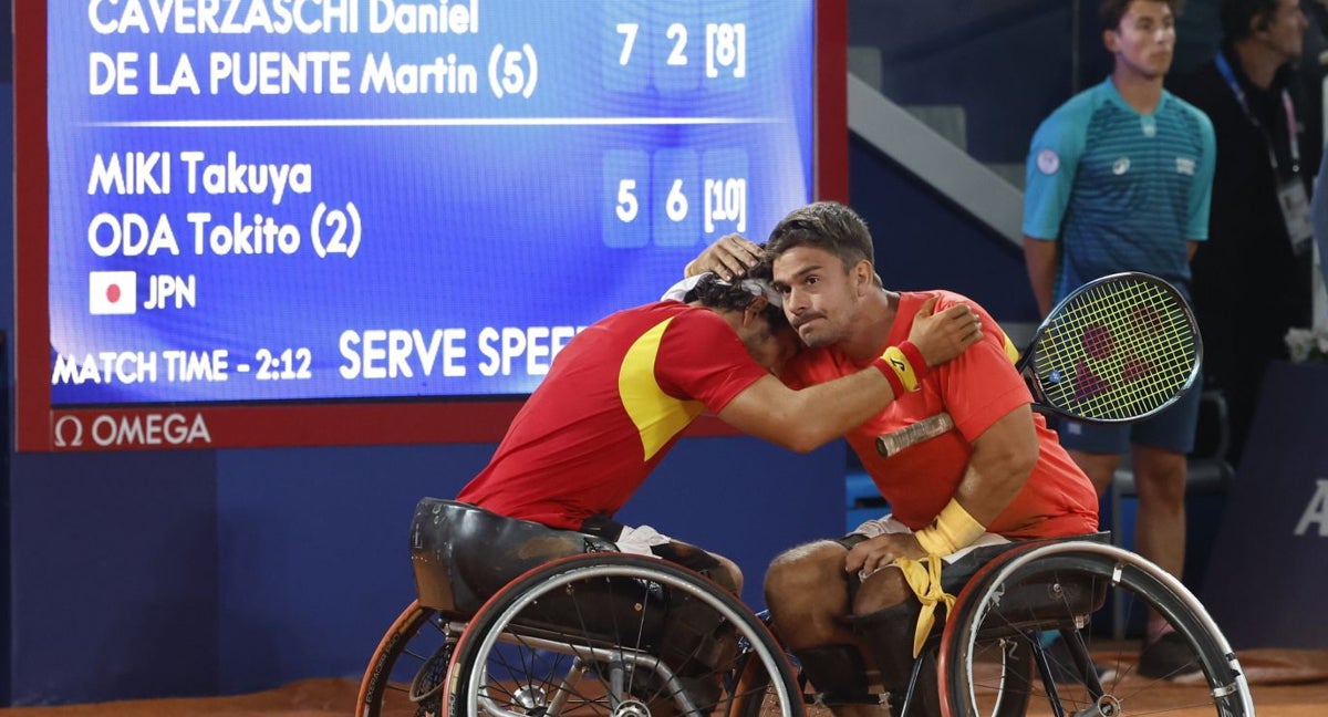 Martín de la Puente consuela a Daniel Caverzaschi tras la derrota con Japón en semifinales del dobles masculino de tenis en silla de ruedas de París 2024.