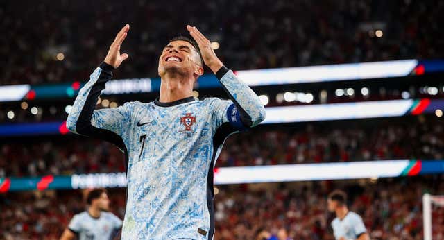 Cristiano marca su gol 900 y se emociona