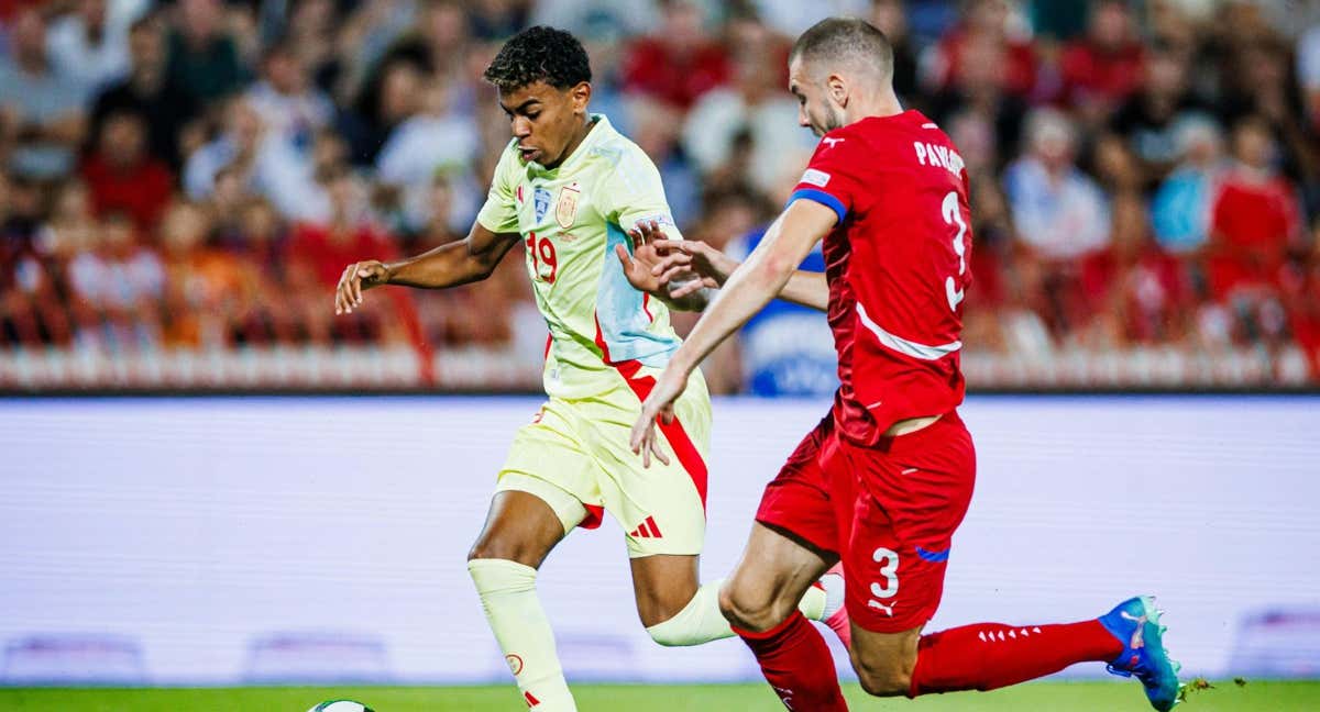 Lamine encara a Pavlovic en la primera mitad.