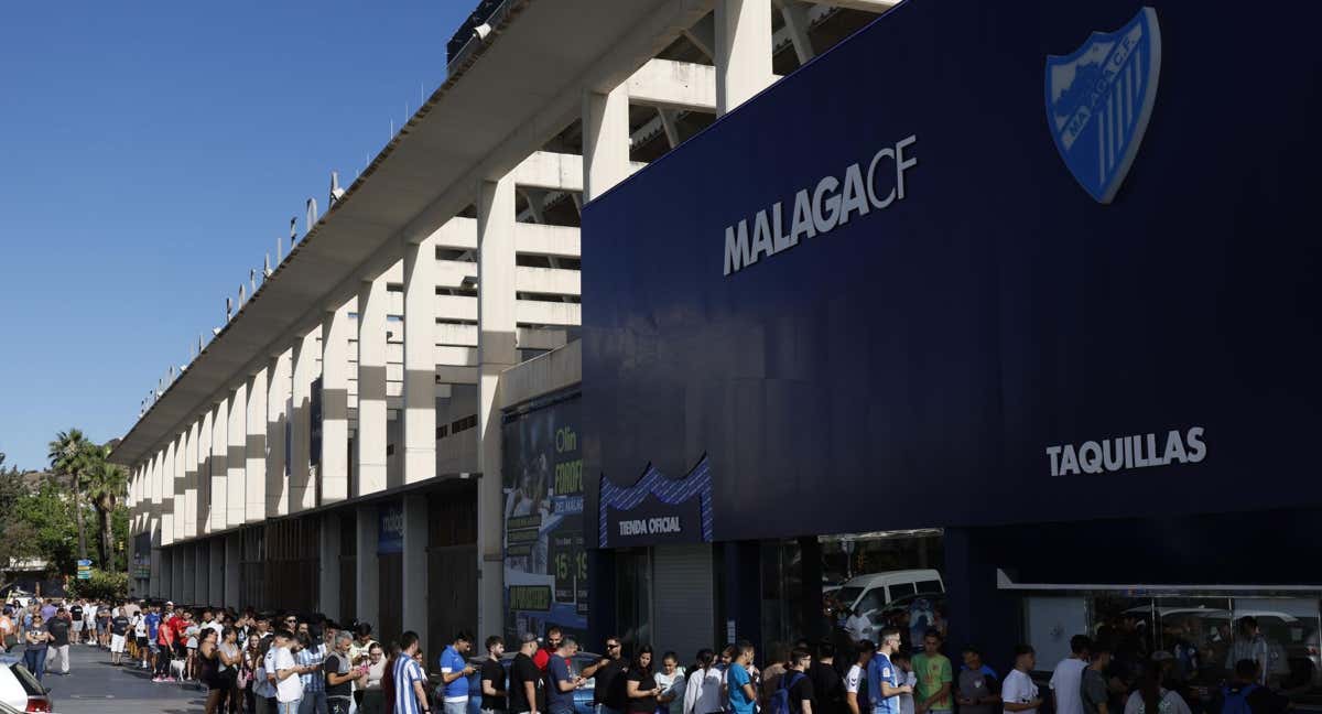 Aficionados del Málaga hacen cola en La Rosaleda.