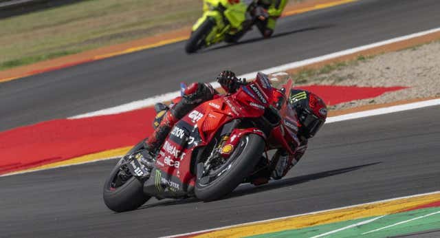 Bagnaia rectifica a medias por su incidente con Alex Márquez: «No cambio mi idea sobre lo que pasó, pero quiero pedirle perdón por mis palabras»