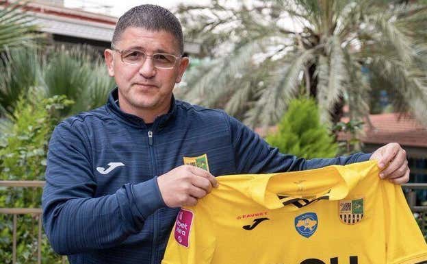 Ognjenovic posa con la camiseta del Metalist.  CEDIDA