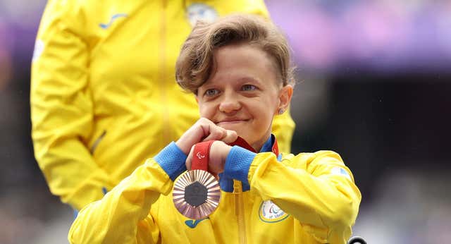 La visita de su maestra del orfanato conmueve a algunos de los paralímpicos ucranianos en París