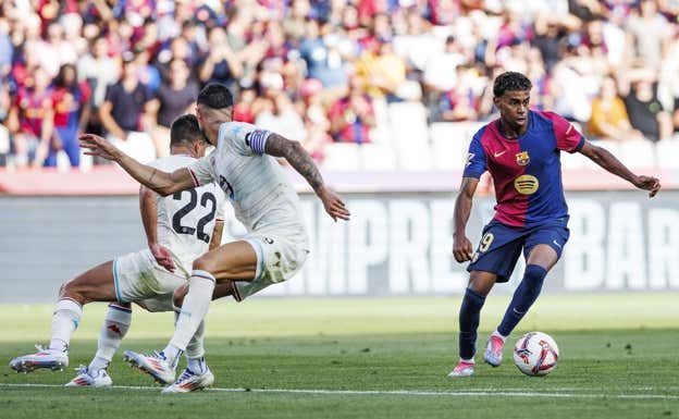 Lamine recorta ante la defensa del Valladolid. AFP