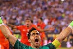 Yo jugué con Claudio Bravo: «Un día me dijo: '¿Tú me has dado la mano y deseado los buenos días? Pues eso se tiene que hacer siempre'»