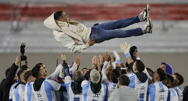Julián Álvarez se calienta sin Messi y en el sentido adiós de Di María