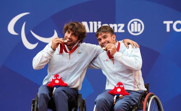 Dani Caverzaschi y Martín de la Puente muerden sus medallas de bronce en París 2024.  CPE