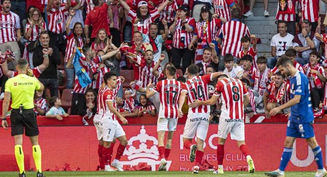 El Sporting se da un homenaje en El Molinón y suma su primera victoria en un derbi intenso