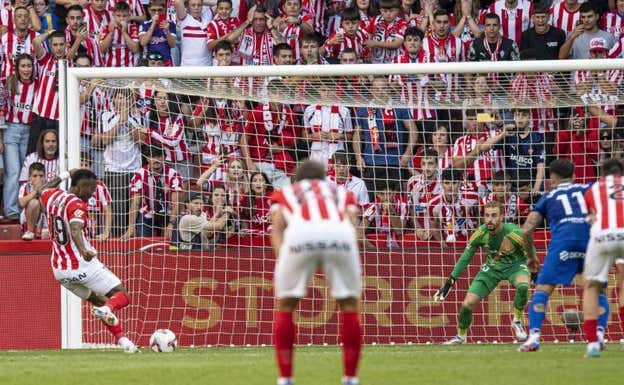 Otero convirtiendo el penalti para abrir el marcador LALIGA