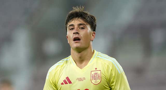 La paradoja de Pablo Torre: en el Barça no sale del banquillo pero es el ’10’ de La Rojita