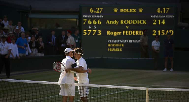 Andy Roddick y Roger Federer se saludan tras la final de Wimbledon 2009.