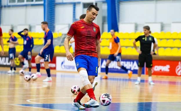 Sergio Lozano calentó con un aparatoso vendaje en la rodilla derecha.  RFEF
