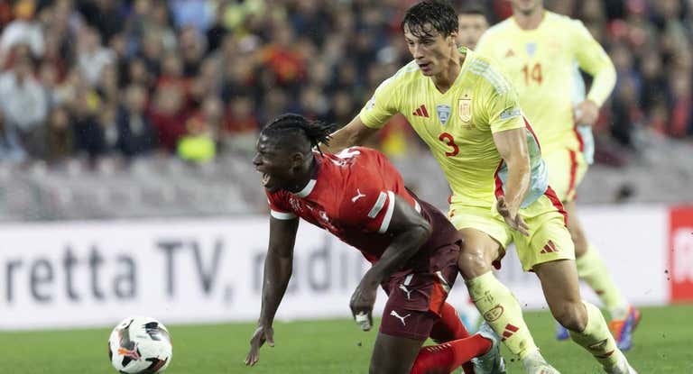 Le Normand fue expulsado por falta sobre Embolo.