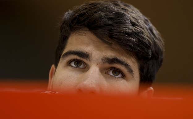 Carlos Alcaraz, durante una rueda de prensa este lunes en Valencia.  EFE