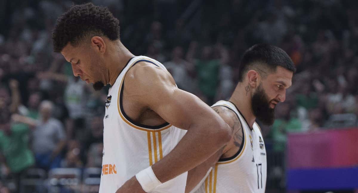 Edy Tavares y Vincent Poirier, durante la final de la Euroliga la pasada temporada.