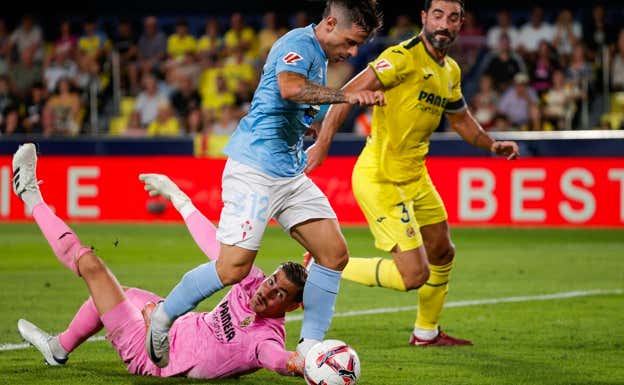 Diego Conde realizando una gran estirada durante el Celta - Villarreal.  EFE