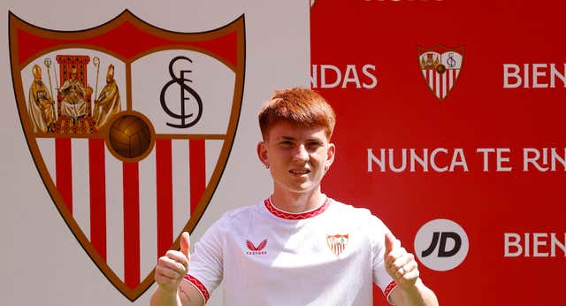 Escudo del Sevilla: historia y cómo ha cambiado en la historia