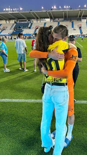 Maria Conde, abrazándose a su hermano, Diego Conde, el día que el Leganés subió a Primera.   Maria Conde