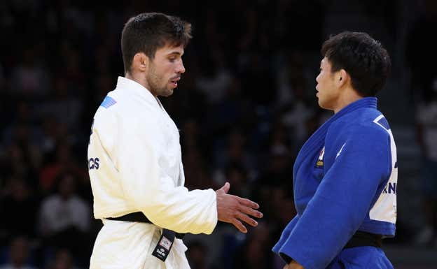 Nagayama niega el saludo a Fran Garrigós en los ¼ de final de París 2024. AFP