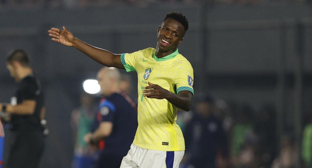 Vinicius se lamenta durante el partido ante Paraguay.