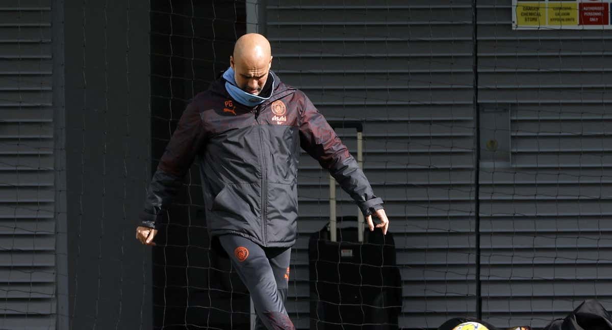 Pep Guardiola durante un entrenamiento del City.