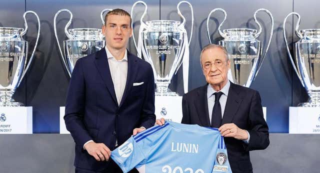 Premio para Lunin en mitad de la caída