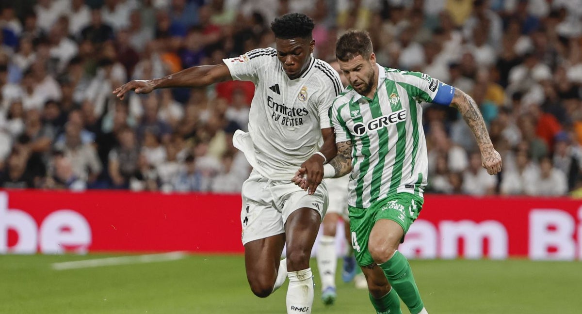 Aitor Ruibal pelea un balón con Aurélien Tchouameni.