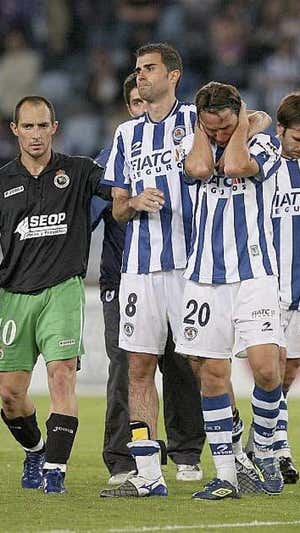 Savio, desconsolado, después de fallar el penalti ante el Racing.  EFE