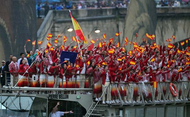 Cooper, portando la bandera en el barco español durante la ceremonia inaugural de los Juegos. COE