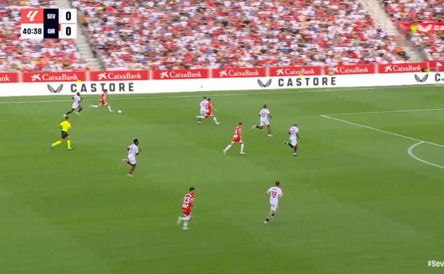 Bryan Gil conduce mientras por delante Miguel Gutiérrez rompe entre central y lateral.  WYSCOUT