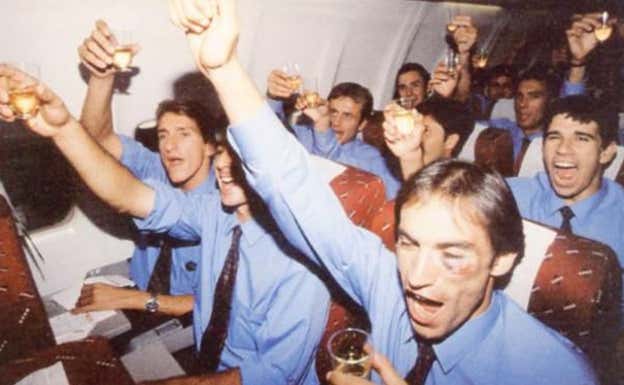 Los jugadores, con Valerón a la derecha, celebran el ansiado ascenso. UD Las Palmas
