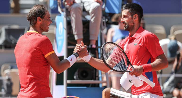 Rafael Nadal y Novak Djokovic se saludan tras su último enfrentamiento en la pista Philippe Chatrier de Roland Garros.
