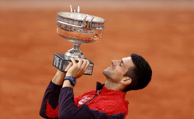 Novak Djokovic, con la copa de Roland Garros en 2023.  REUTERS/Christian Hartmann