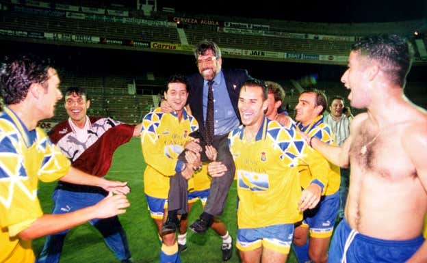 La revolución de Iñaki Sáez, clases de euskera a Valerón y un ascenso «apoteósico»: el desembarco de los vascos en Las Palmas 30 años después