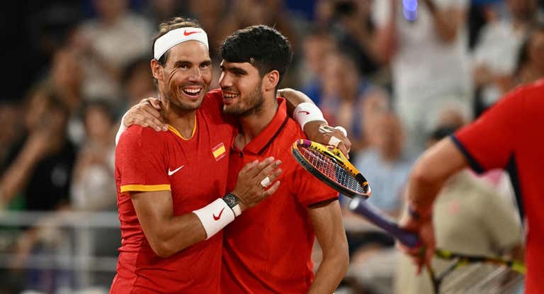 Rafael Nadal y Carlos Alcaraz se abrazan durante los Juegos Olímpicos de París 2024.