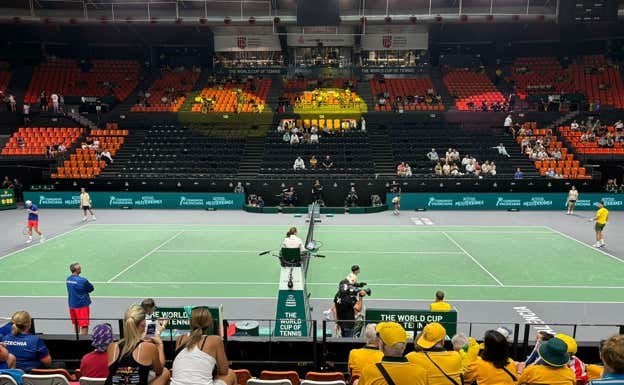 La Fonteta prácticamente vacía en el partido entre la República Checa y Australia.  Relevo.