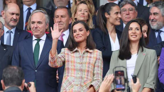 Ángeles García Chaves y la Reina Letizia, en el palco de La Romareda en la última final de la Copa de la Reina. /EP